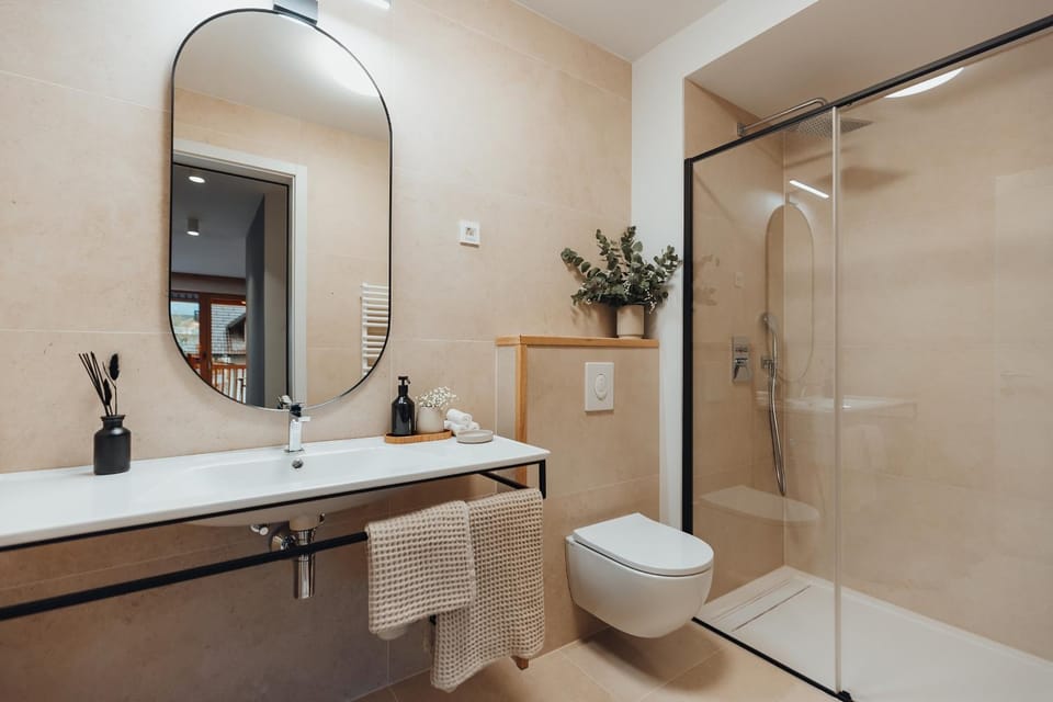 Shower, Toilet, Bathroom, towels