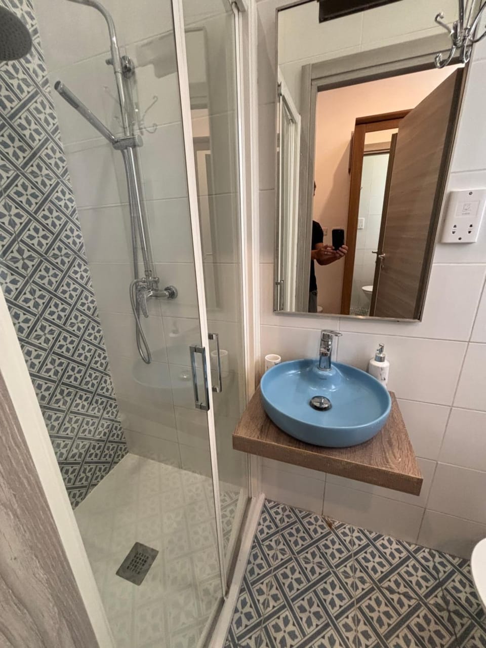 Shower, Toilet