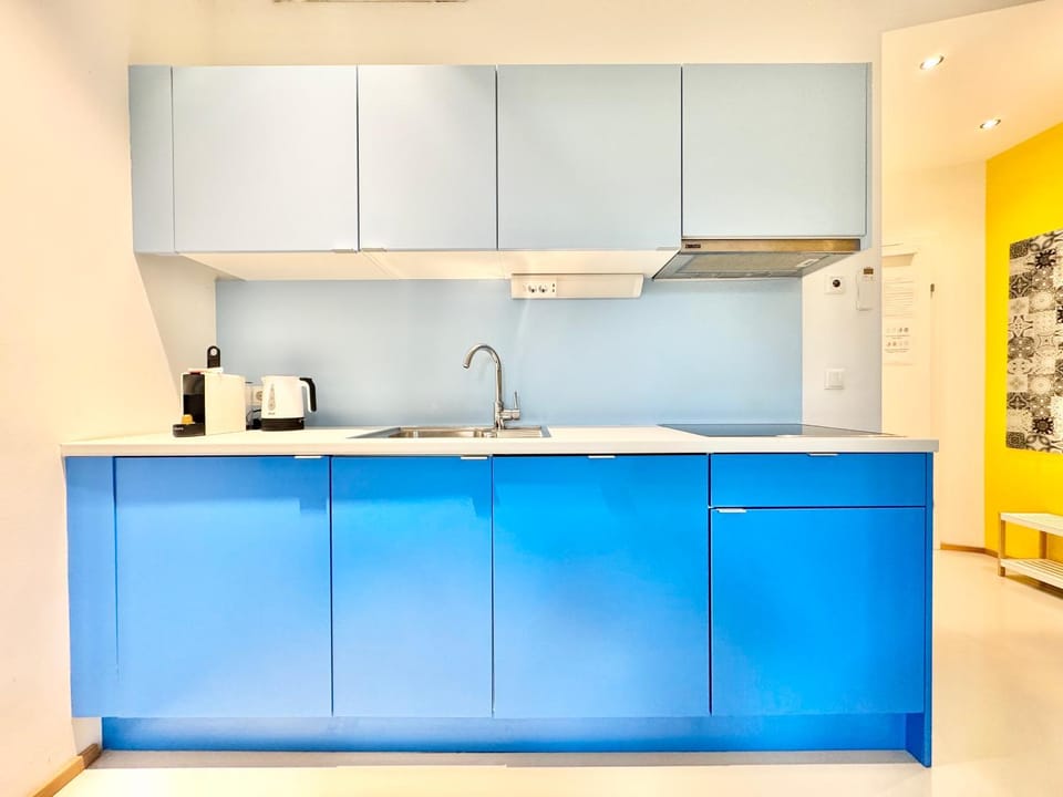 Coffee/tea facilities, Kitchen or kitchenette, stove