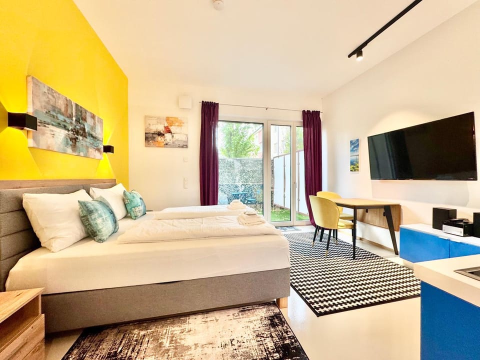 Bed, TV and multimedia, Living room, Photo of the whole room, Seating area, Bedroom