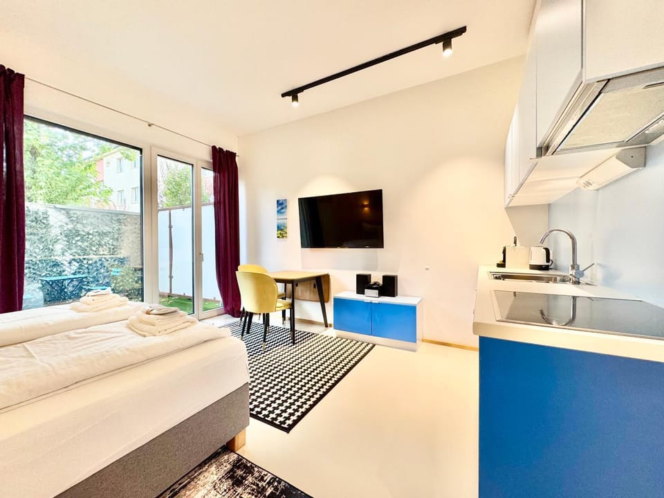 Bed, TV and multimedia, Photo of the whole room, Dining area, Bedroom
