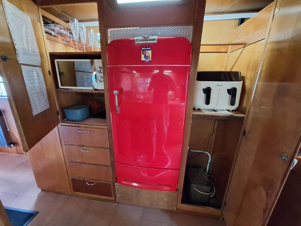 Airstream style caravan with optional hot tub Nature lodge in England