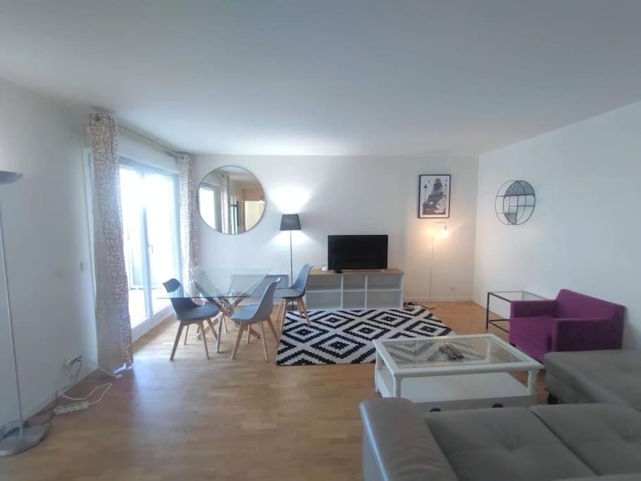 2BR, Salon, Parking La Défense, 10 min walk to metro Apartment in Courbevoie