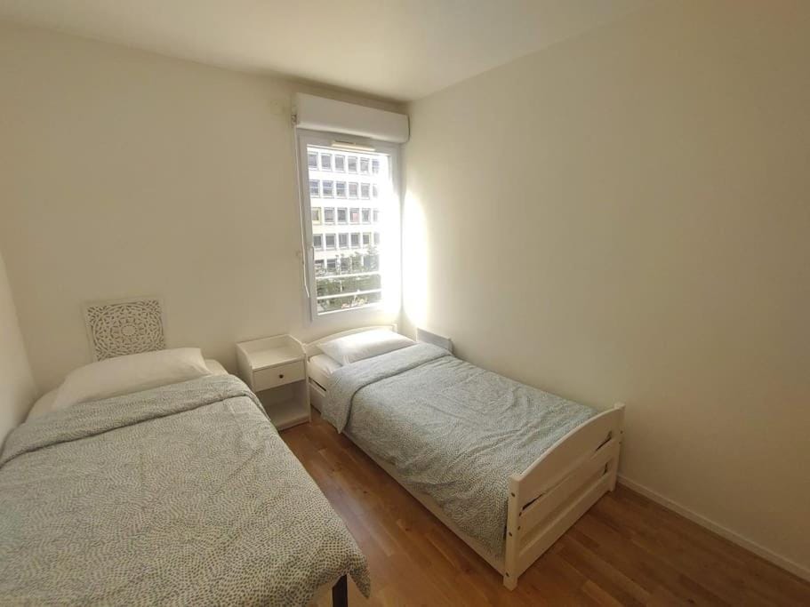 2BR, Salon, Parking La Défense, 10 min walk to metro Apartment in Courbevoie