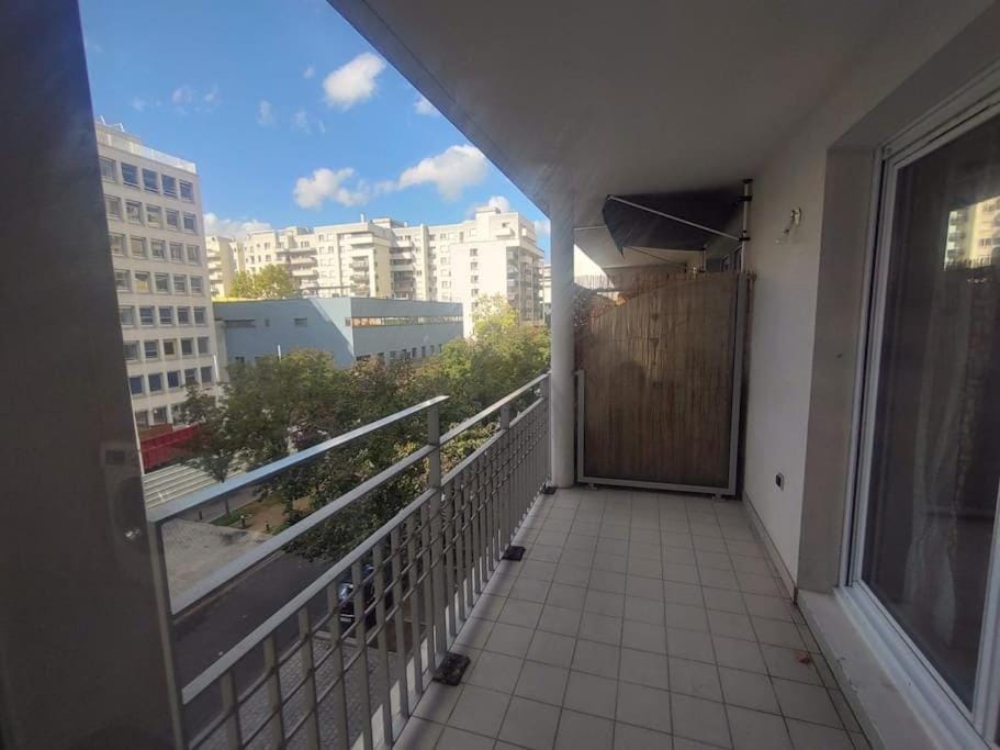 2BR, Salon, Parking La Défense, 10 min walk to metro Apartment in Courbevoie