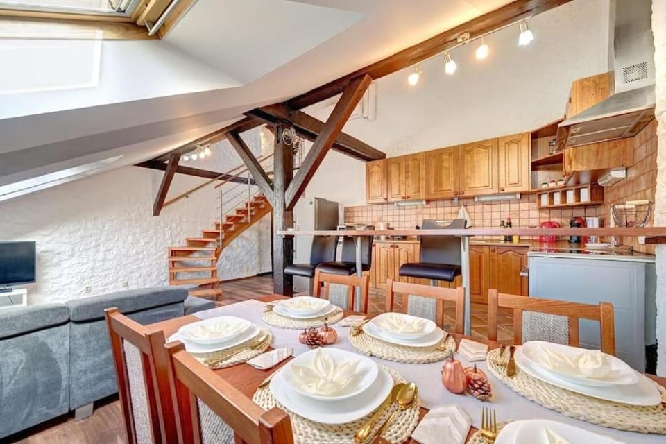 Kitchen or kitchenette, Lounge or bar