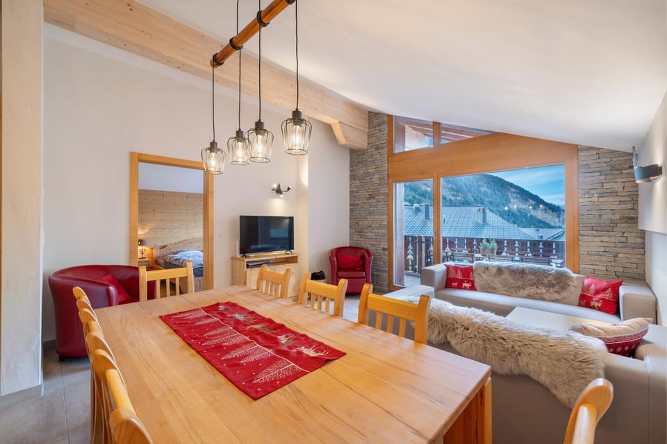 Natural landscape, TV and multimedia, Living room, Seating area, Dining area, Mountain view