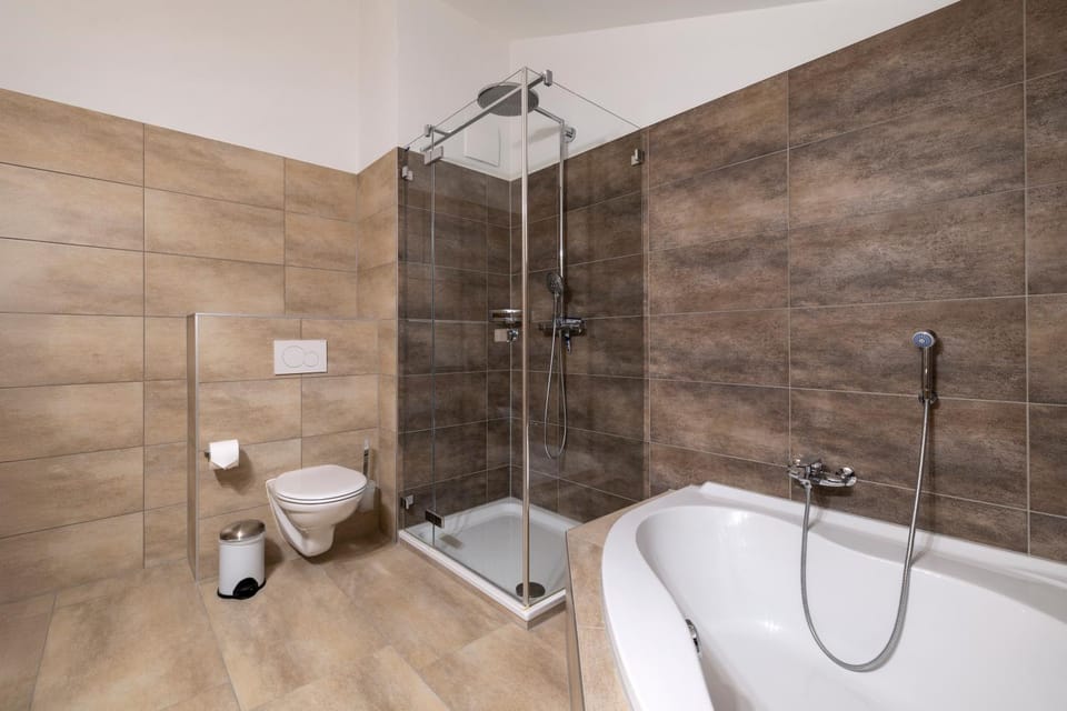 Shower, Toilet, Bathroom, Bath