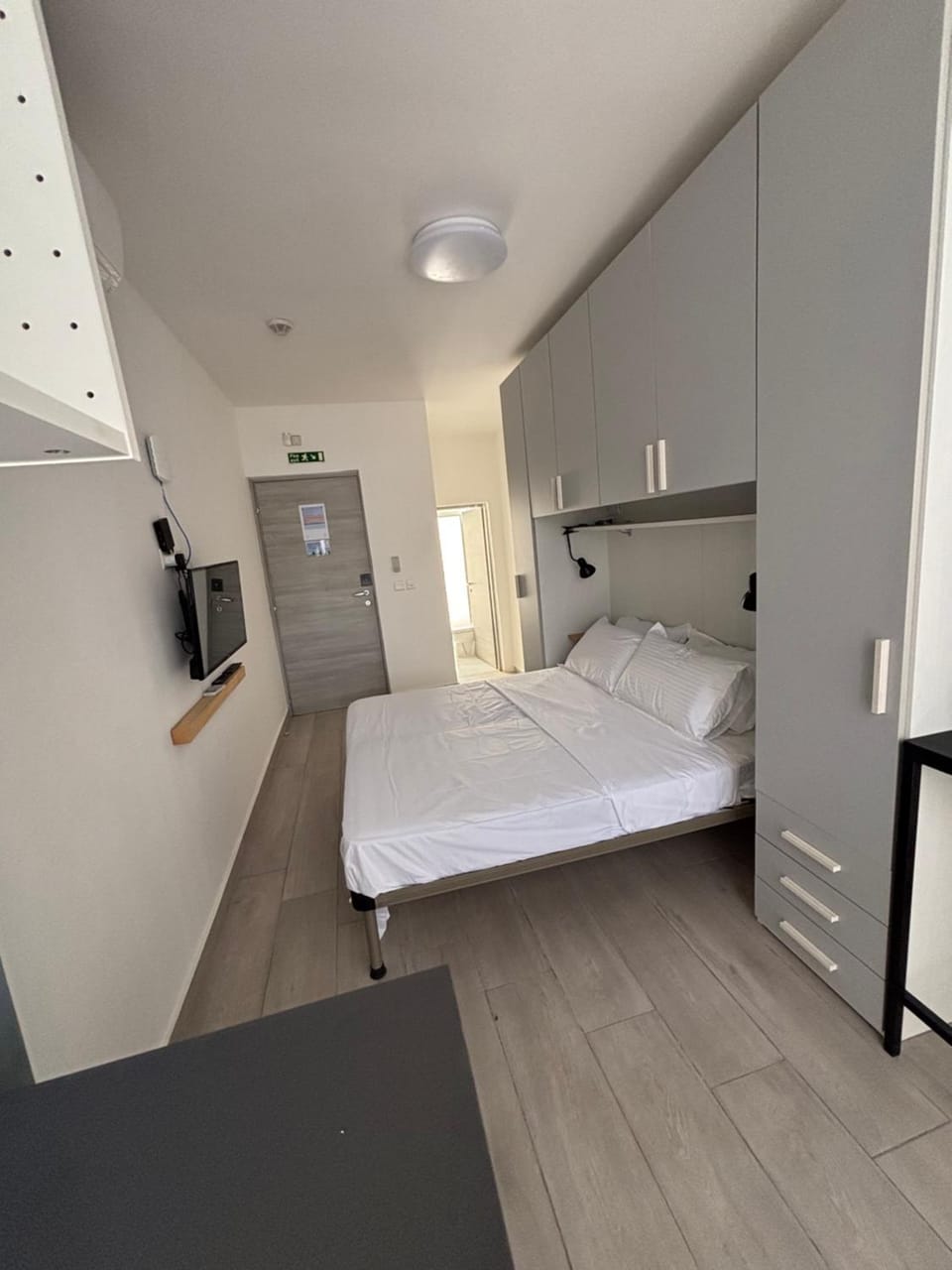 Bed, TV and multimedia, Bedroom, wardrobe