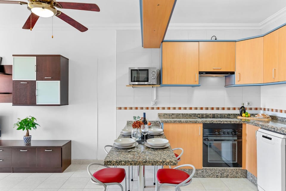 Dining area, dishwasher, oven, pet friendly