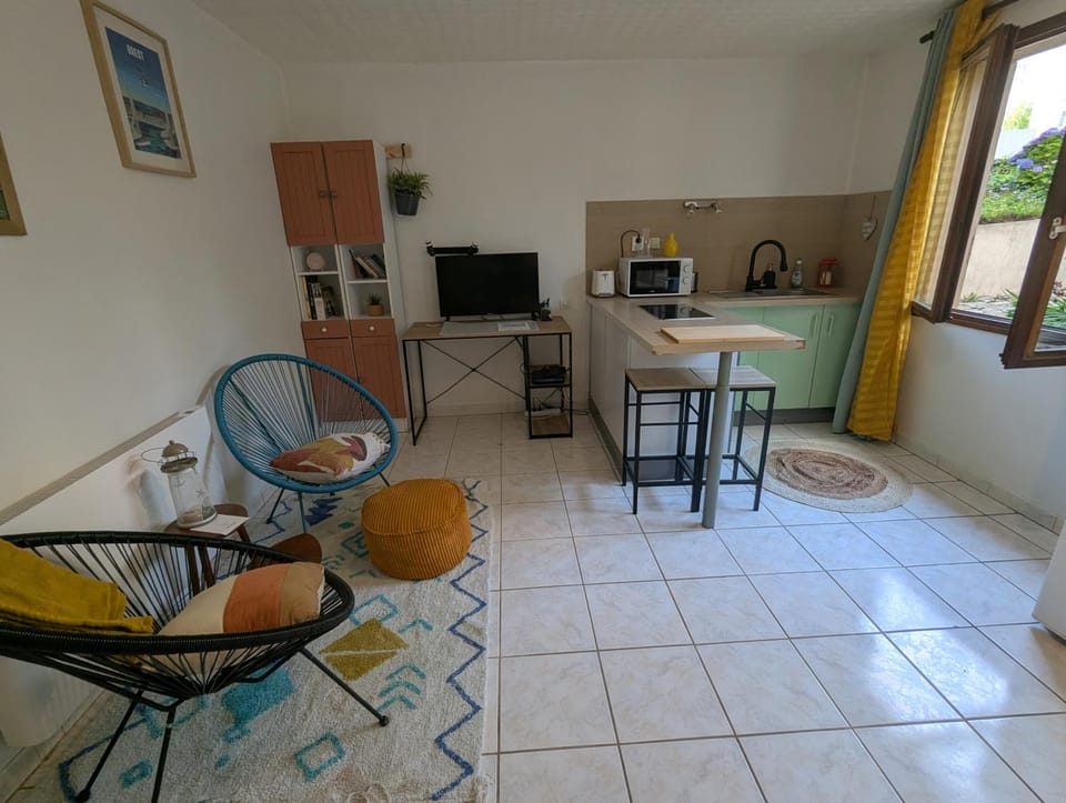 TV and multimedia, Kitchen or kitchenette, Dining area, stove