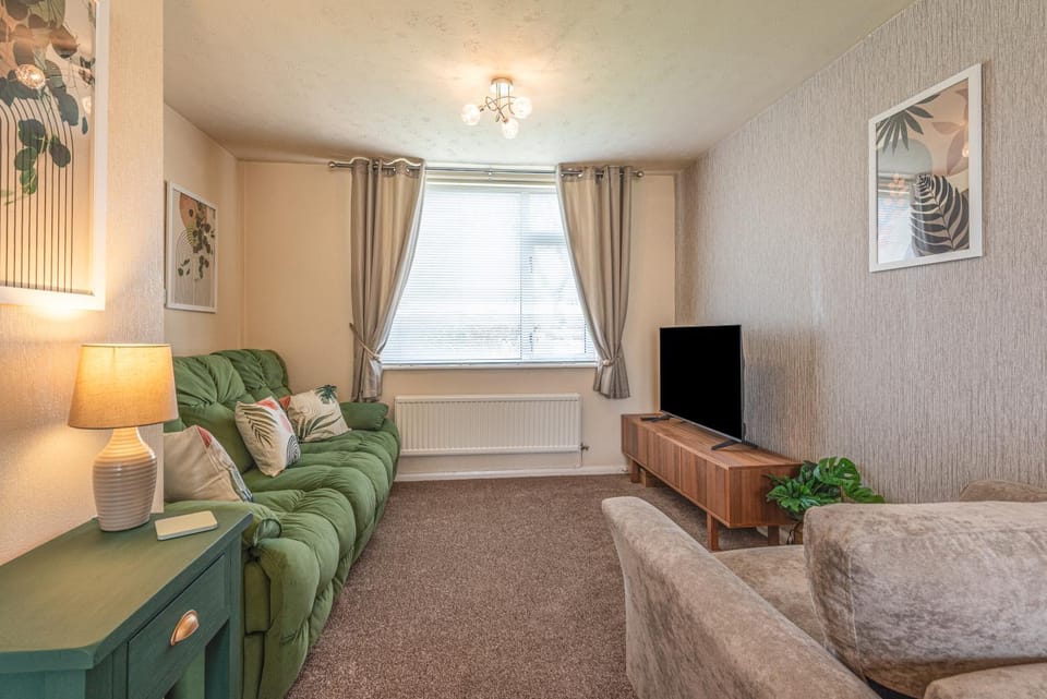 Communal lounge/ TV room, TV and multimedia, Living room, Seating area, Evening entertainment