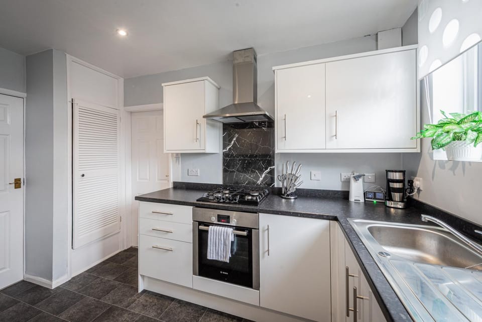 Coffee/tea facilities, Kitchen or kitchenette, oven, stove, toaster