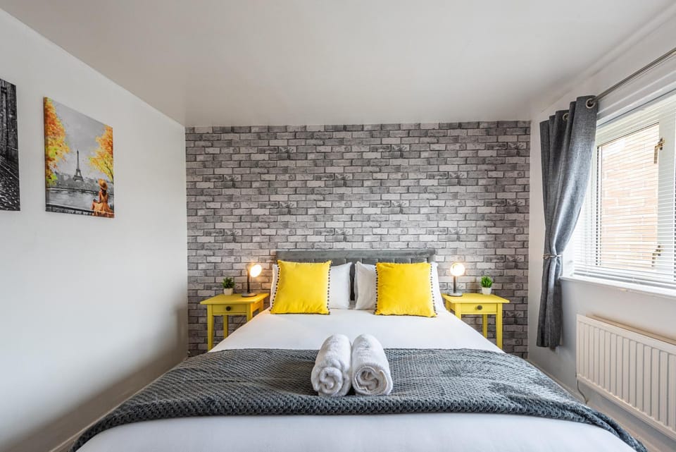 Bed, Bedroom, towels