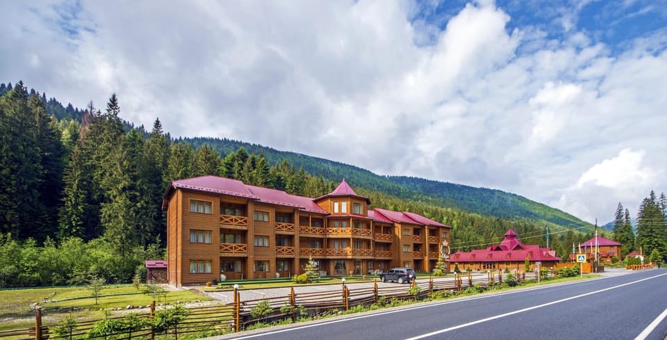 Property building, Nearby landmark, Neighbourhood, Natural landscape, Mountain view, Parking