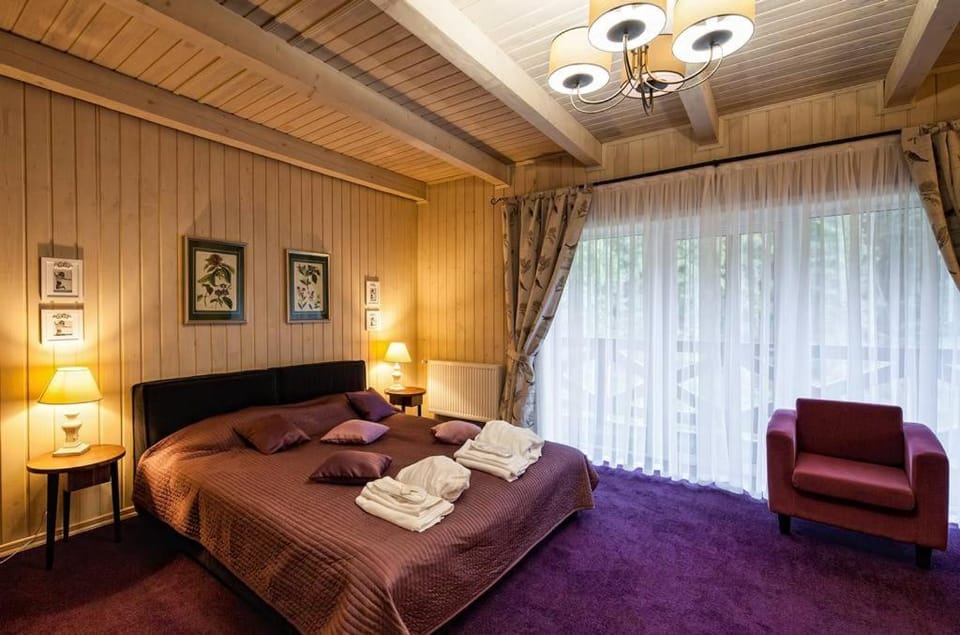 Bed, Photo of the whole room, Seating area, Bedroom, towels