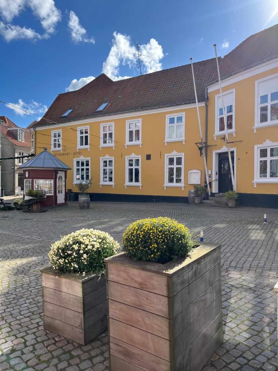 Property building, Day, Neighbourhood, Street view, Location