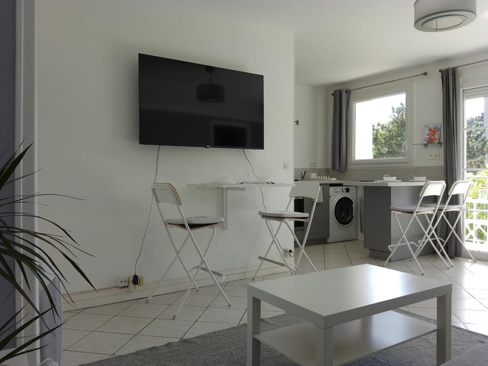 Communal lounge/ TV room, TV and multimedia, Kitchen or kitchenette, Dining area