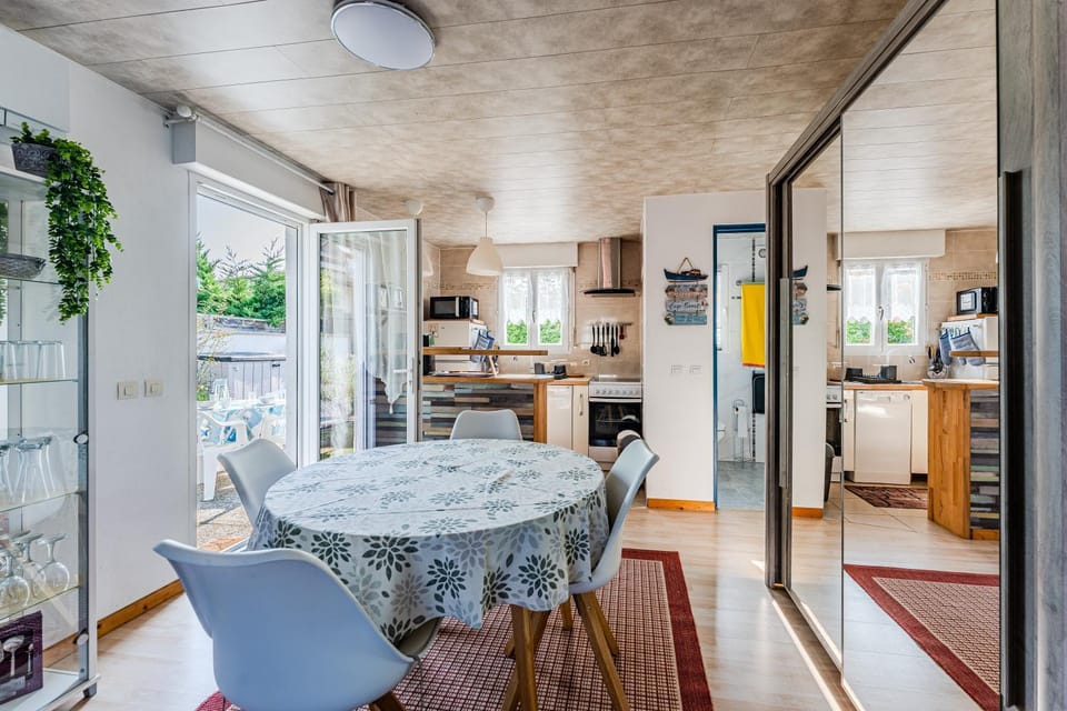 Property building, Kitchen or kitchenette, Living room