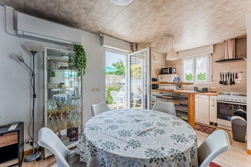 Property building, Kitchen or kitchenette, Living room