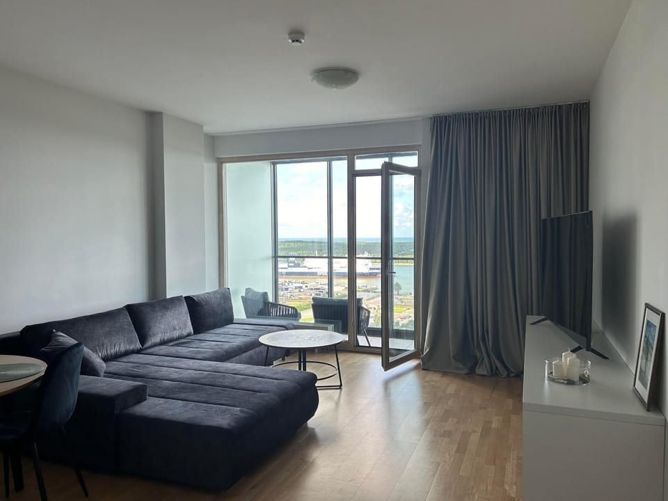 Communal lounge/ TV room, Natural landscape, TV and multimedia, Living room, Seating area