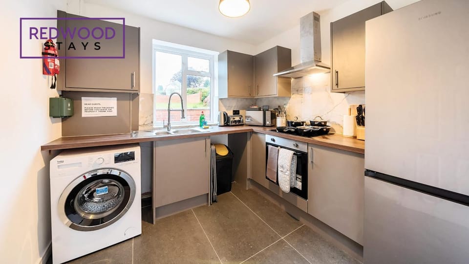 Kitchen or kitchenette, oven, toaster, washing machine