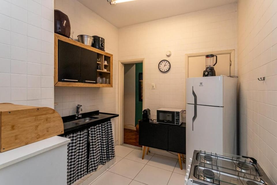 Hal e Patrice · Apê 2 quartos em Copacabana com arte, rede e alma! Apartment in Rio de Janeiro