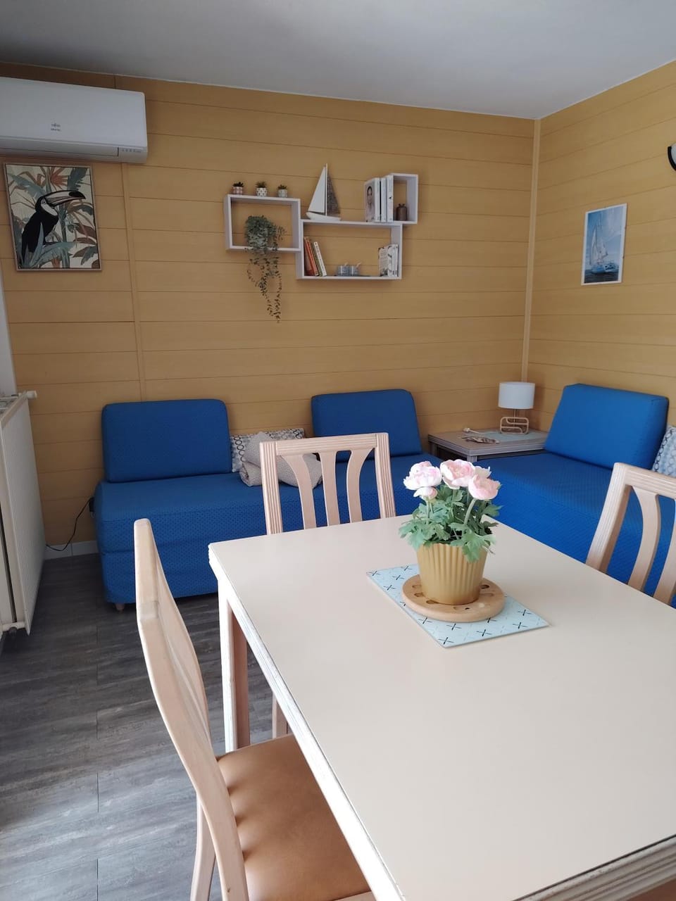 Living room, Seating area, Dining area, air conditioner