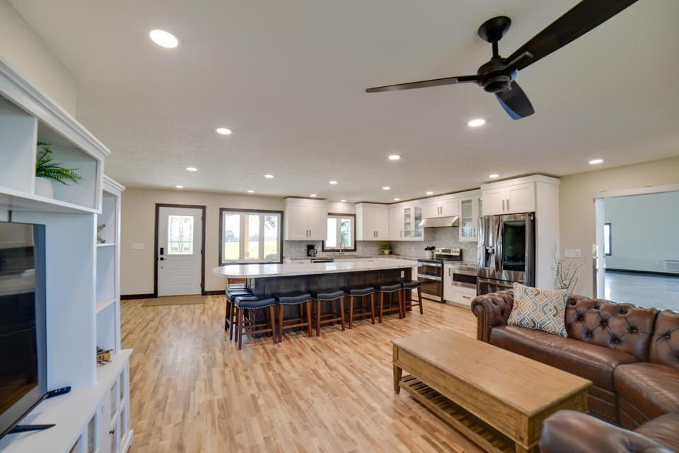Views, Hot Tub & Rooftop Deck! Iowa Family Home House in Iowa
