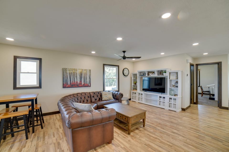 Views, Hot Tub & Rooftop Deck! Iowa Family Home House in Iowa