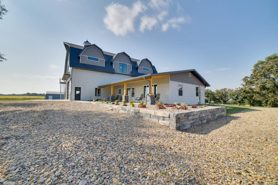 Views, Hot Tub & Rooftop Deck! Iowa Family Home House in Iowa