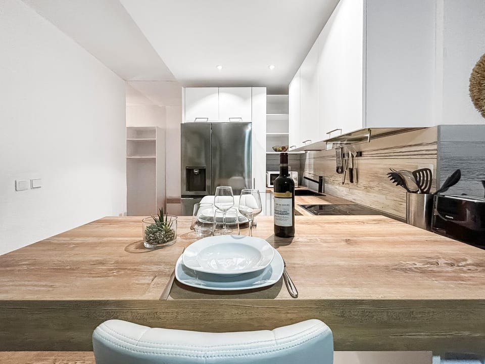 Kitchen or kitchenette, Dining area