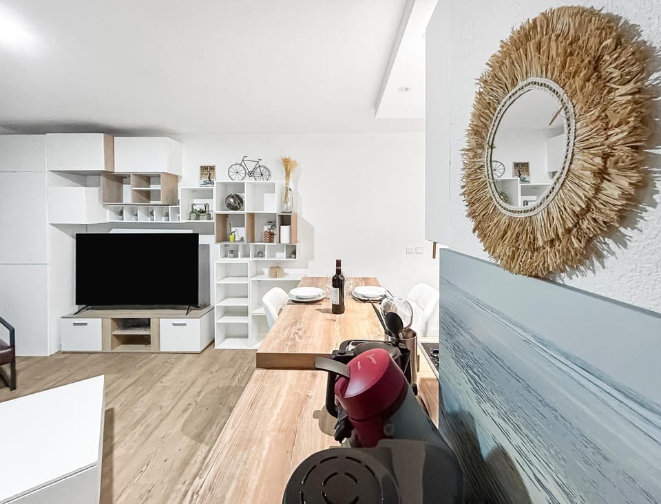 TV and multimedia, Decorative detail, Seating area, Dining area
