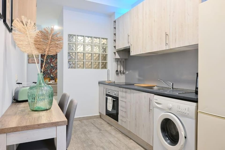 Kitchen or kitchenette, Seating area, Dining area, stove, toaster, washing machine