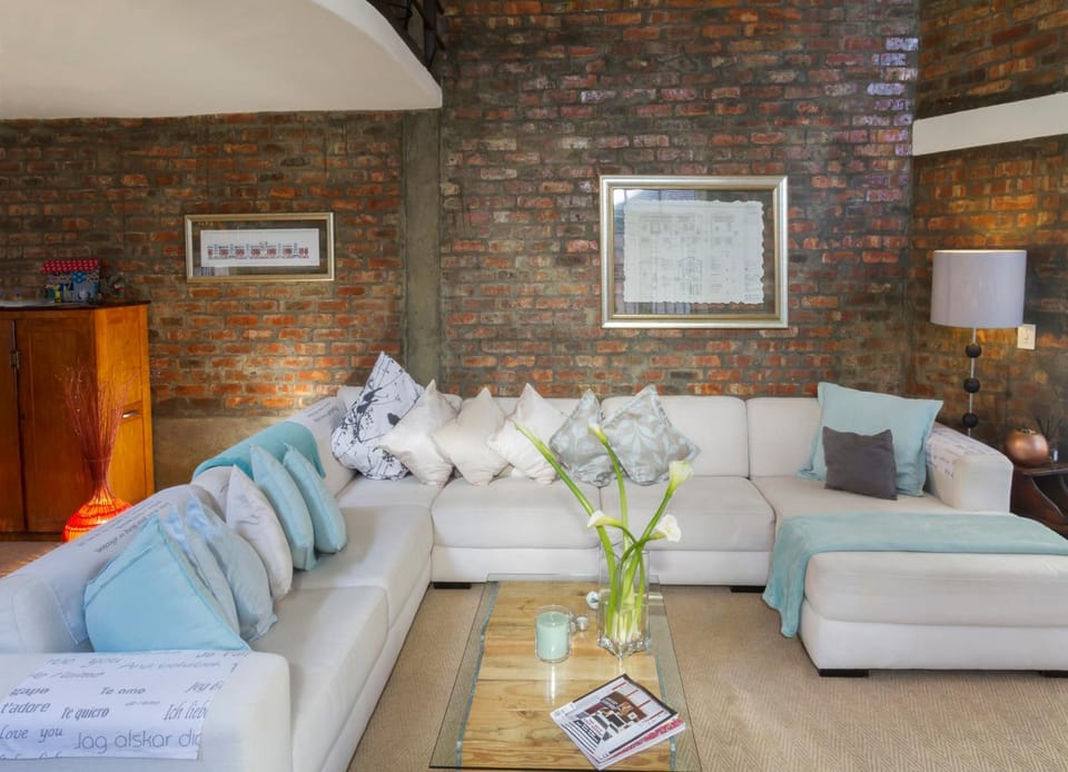 TV and multimedia, Living room, Photo of the whole room, Decorative detail, Seating area