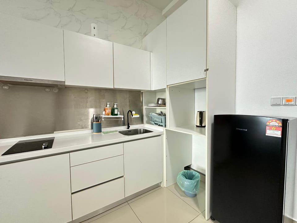 Twin Galaxy Studio 6pax Free WiFi Netflix Apartment in Johor Bahru
