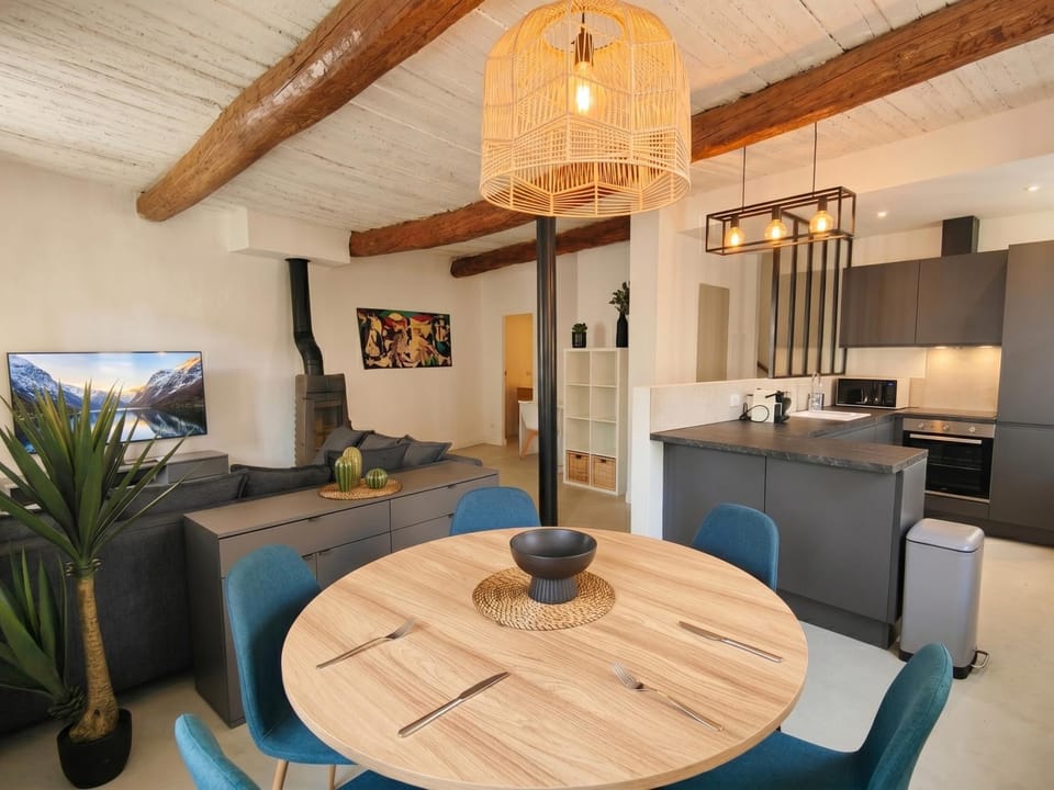 View (from property/room), Living room, Seating area, Dining area, kitchen