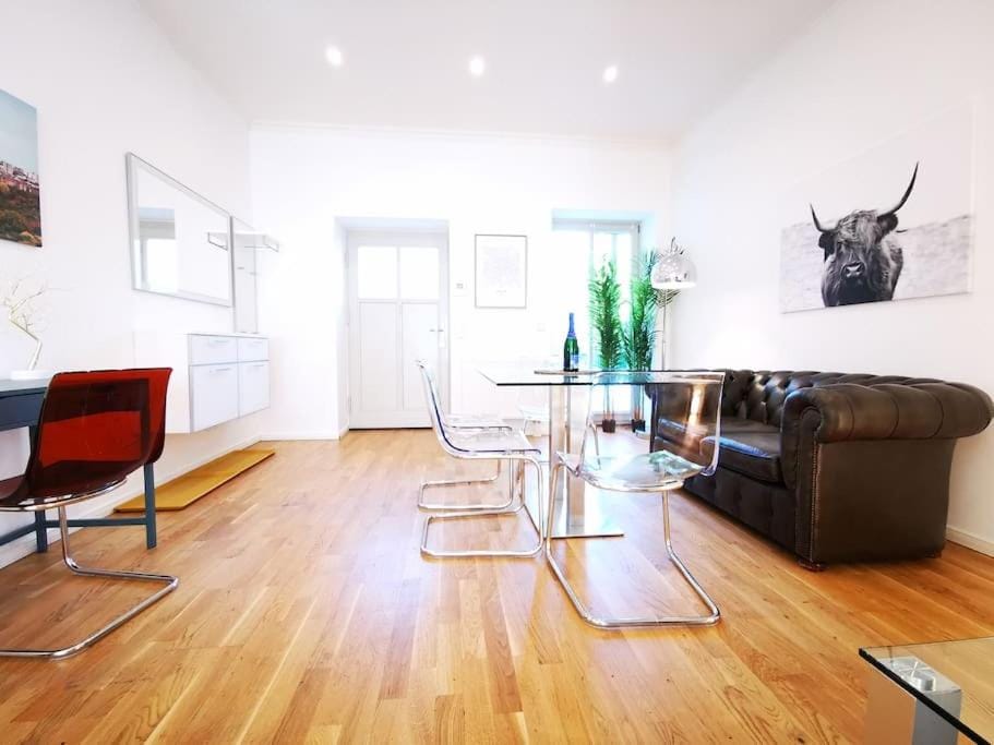 INVAL by ROCKCHAIR Apartments l SUPERHOST Status l 2 Bedrooms Boxspringbeds 2 Bathrooms in City Center "Mitte" - Cozy Maisonette Family & Business Flair welcomes you! Apartment in Berlin