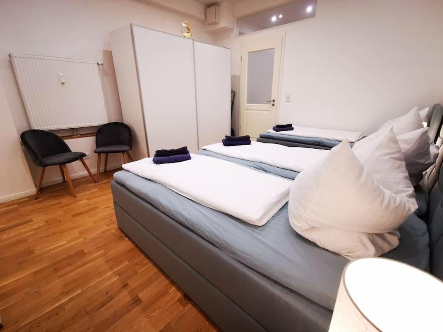 INVAL by ROCKCHAIR Apartments l SUPERHOST Status l 2 Bedrooms Boxspringbeds 2 Bathrooms in City Center "Mitte" - Cozy Maisonette Family & Business Flair welcomes you! Apartment in Berlin