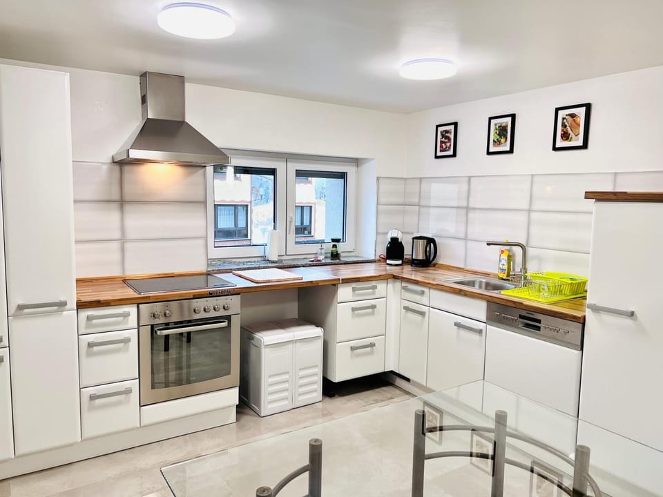 Coffee/tea facilities, Kitchen or kitchenette, Dining area, dishwasher, oven, stove, toaster