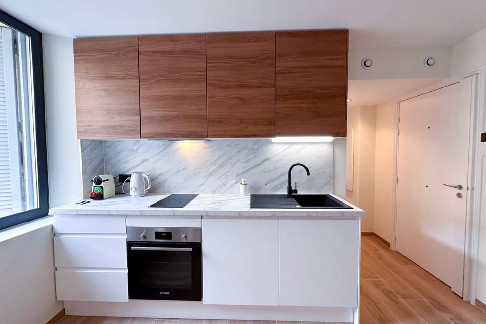 Coffee/tea facilities, dishwasher, oven, stove, toaster, kitchen
