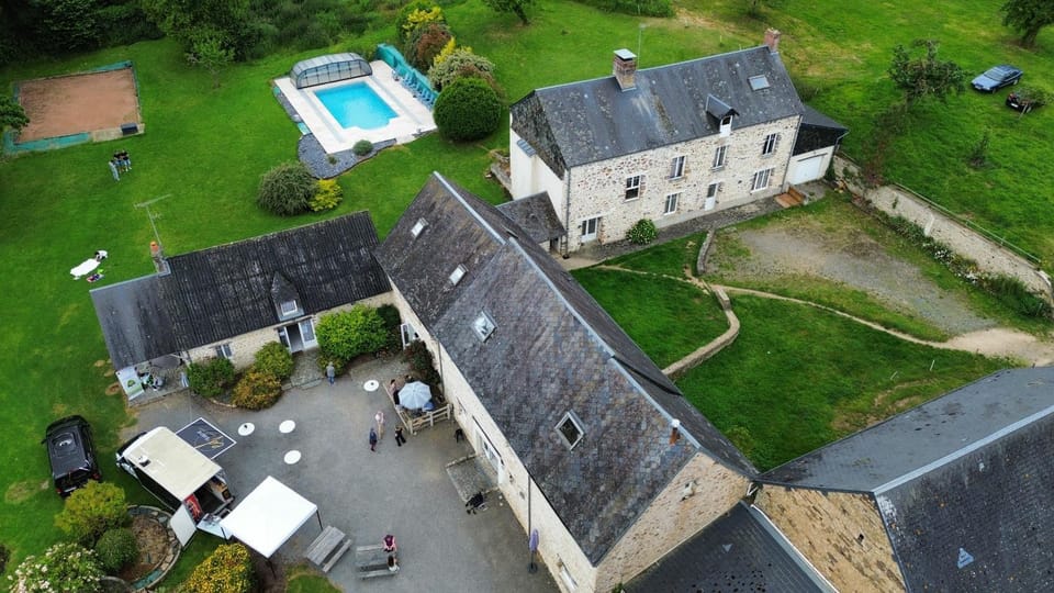 Property building, Natural landscape, Bird's eye view, Garden, Pool view, Swimming pool, Location, Parking