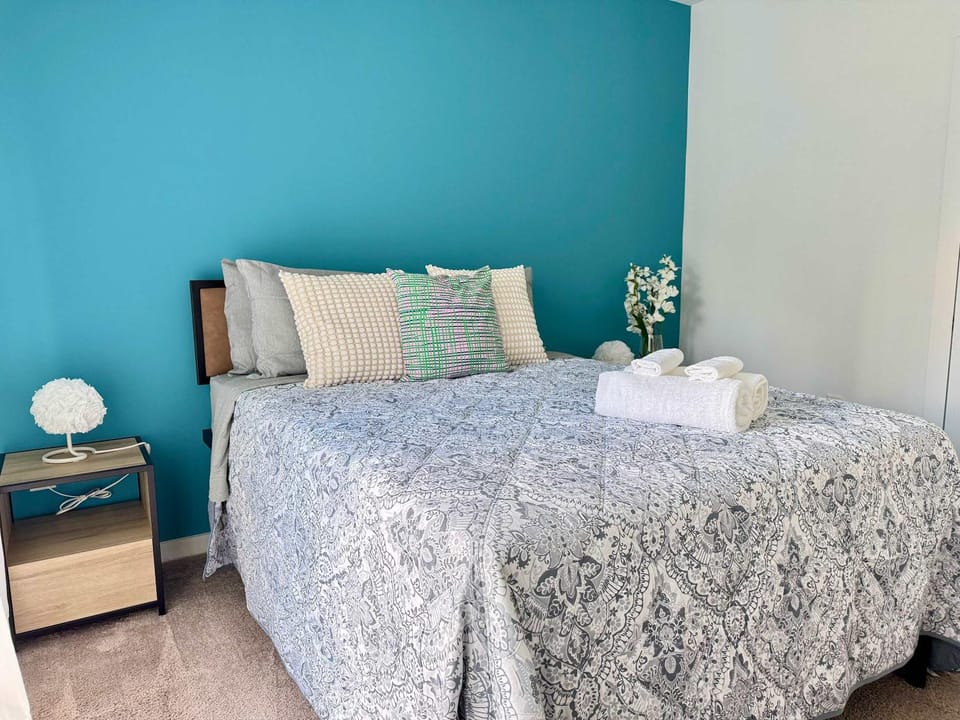 Bed, Bedroom, towels