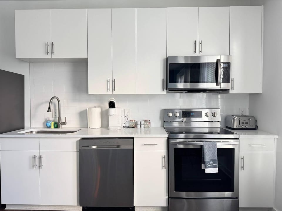 Coffee/tea facilities, Kitchen or kitchenette, dishwasher, oven, stove, toaster
