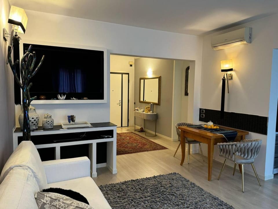 TV and multimedia, Living room, Seating area, Dining area