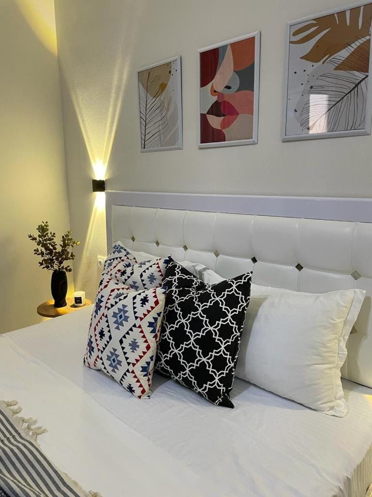 Bed, Photo of the whole room, Decorative detail, Bedroom
