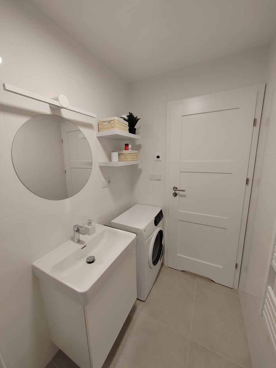 Shower, Toilet, Bathroom, towels, washing machine