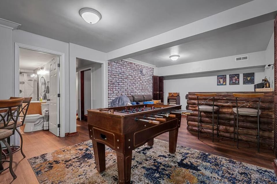 Game Room, Bathroom, Seating area