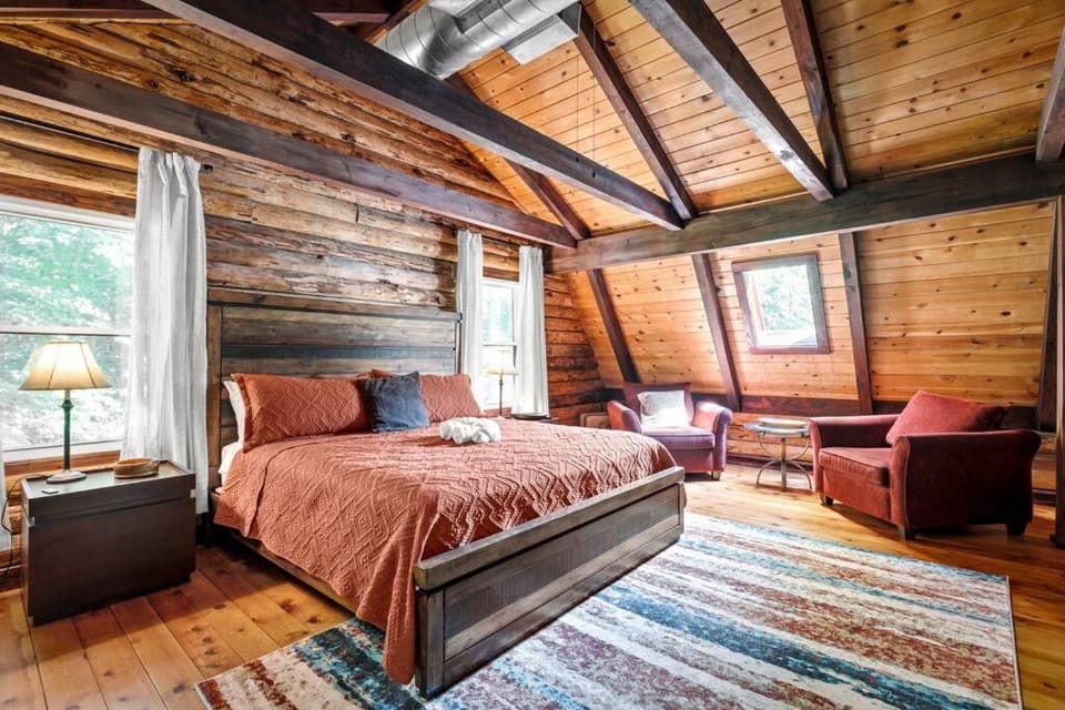 Bed, Photo of the whole room, Seating area, Bedroom