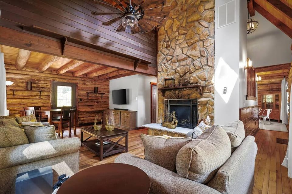 TV and multimedia, Living room, Seating area, Dining area